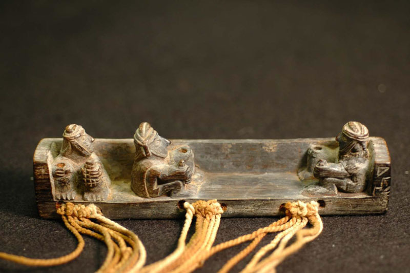 Khipu on wooden Bar 3, Princeton University Museum.jpg